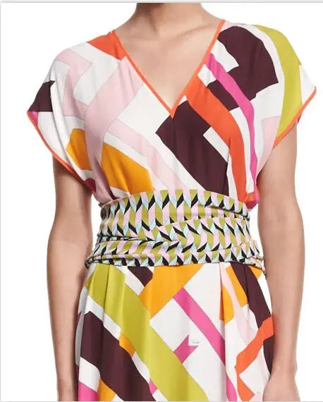 The new Italian fashion v-neck extended color matching fashion knitting dress with short sleeves