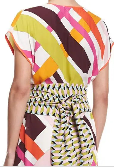 The new Italian fashion v-neck extended color matching fashion knitting dress with short sleeves